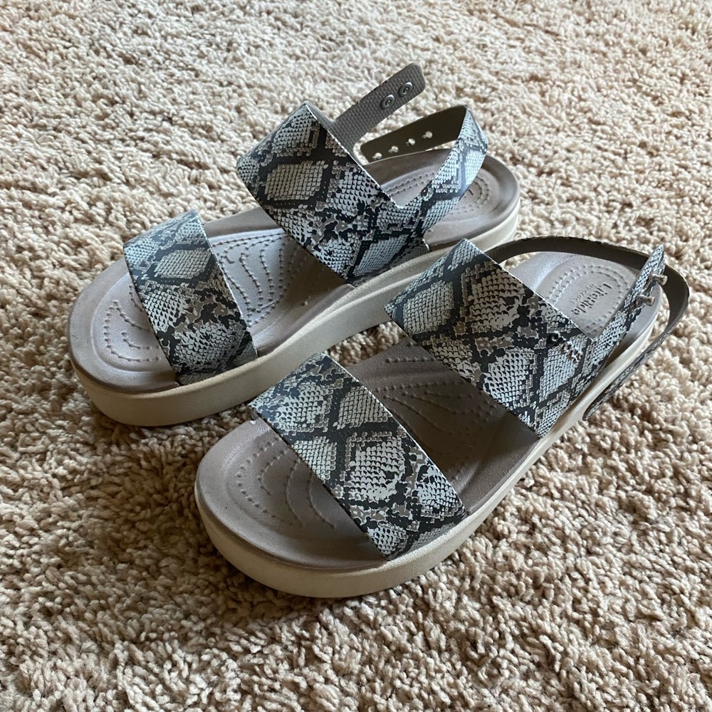 Crocs Brooklyn Snakeprint Wedge